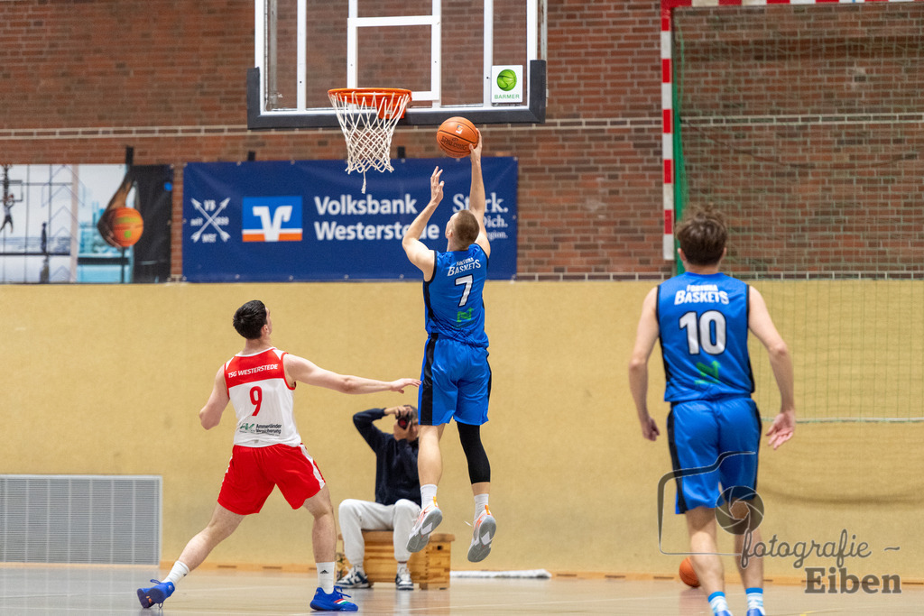 TSG Westerstede-Fortuna Logabirum | Basketball 2. Regionalliga; TSG Westerstede 2 (weiß)- Fortuna Logabirum (blau) am 12.12.2025 in Westerstede (Hössensportzentrum), Photo: Philip Eiben 2025 - Realisiert mit Pictrs.com