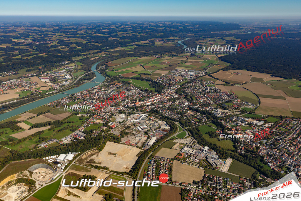 Das Luftbild der Stadt Neuötting wurde 2021 vom Flugzeug heraus erstellt (keine Drohne) Aufnahmehöhe ca.450 Meter- hohe Bildauflösung und Druck-Qualität garantiert!