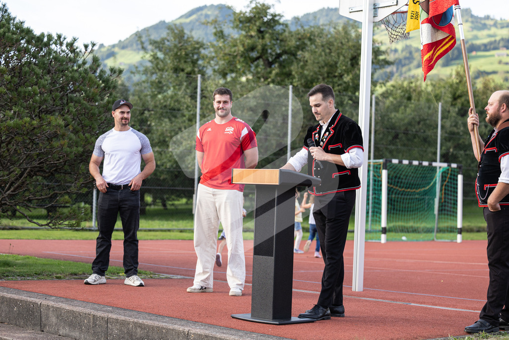 ESAF2025_Empfang_8375 | Die Schwinger des Schwyzer Kantonalen Schwingerverbandes: Fotos, die Dynamik und Leidenschaft festhalten, sowie emotionale Momente aus dem traditionellen Schwingsport zeigen. - Realisiert mit Pictrs.com