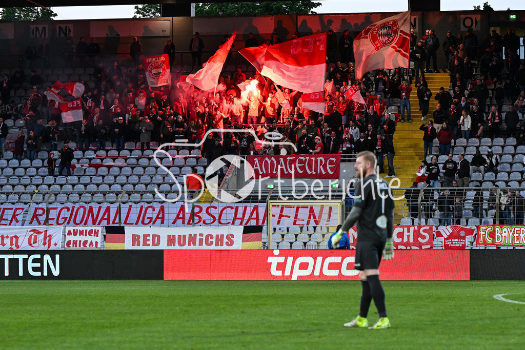 FC Bayern Amateure - Türkgücü München | Die Fans der Bayern Amateure zuenden eine Fackel / Choreo / Ultras / Pyro / Regionalliga Bayern: FC Bayern Muenchen II - Tuerkguecue Muenchen, Gruenwalder Stadion am 09.05.2025