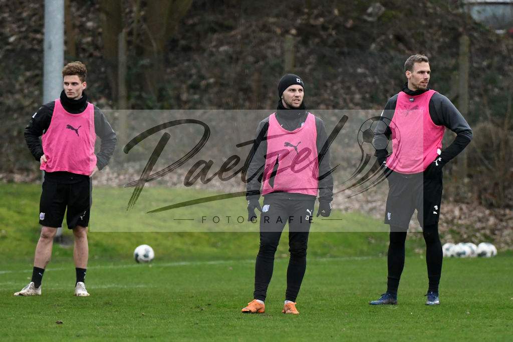 20200220_TRAOSN_0027 | Fussball, Herren: Moritz Heyer (VfL Osnabrueck), David Blacha (VfL Osnabrueck) und Maurice Trapp (VfL Osnabrueck) schauen waehrend der Trainingseinheit des VfL Osnabrueck im Sportpark Illoshoehe am 20.02.2020 in Osnabrueck, Deutschland. - Realisiert mit Pictrs.com