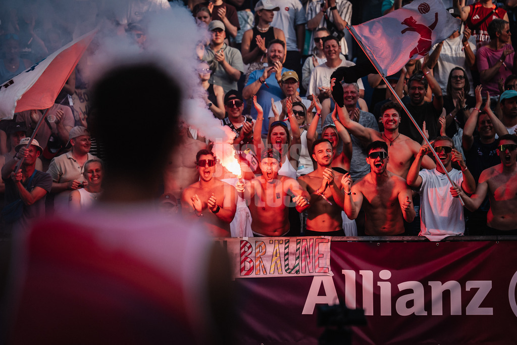 Beachvolleyball | Männer | Deutsche Meisterschaften 2025 Timmendorfer Strand | 04.09.2025 | Fans der Fraktion Bräune jubeln nach dem Sieg von Hennes Nissen