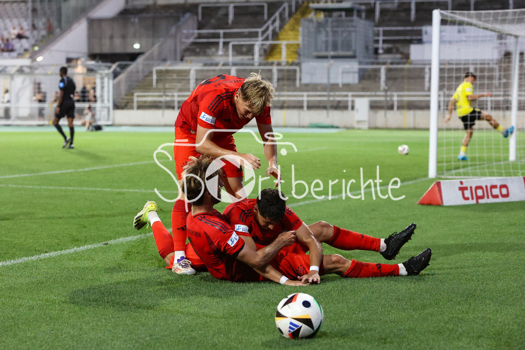 FC Bayern Amateure - SpVgg Bayreuth | Grenzenloser Jubel nach dem Treffer zum 4-2 durch Emirhan DEMIRCAN (FCB #11) / Freude / Happy / Tor / Torschuezte / Luca DENK (FCB #6)