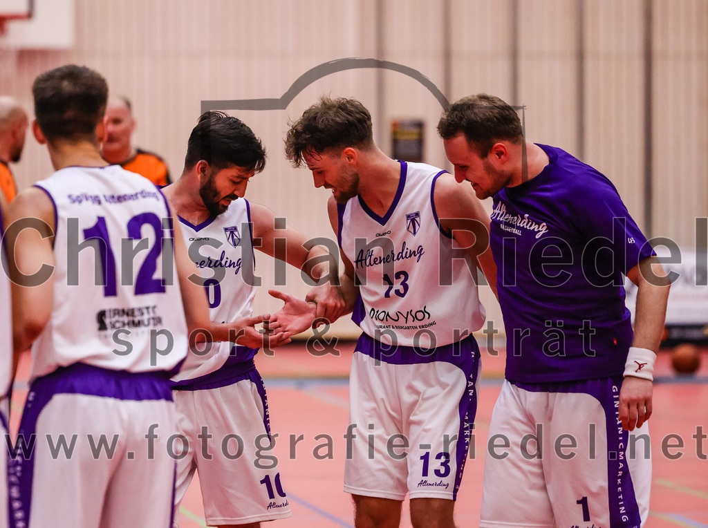 2022-05-29_032_SpVgg_Altenerding_gegen_Muenchen_Basket_2 | Erding, Deutschland, 29.05.2022:
Basketball, Bezirksliga 2021 / 2022, Herren Turnier der 2. der Aufstiegsrunden, SpVgg Altenerding gegen München Basket 2, Endergebnis: 

Abdul Azim Amani (SpVgg Altenerding, #10), Jonah Timothy Richardson (SpVgg Altenerding, #13), Marko Mitrovic (SpVgg Altenerding, #1)

Foto: Christian Riedel / fotografie-riedel.net
