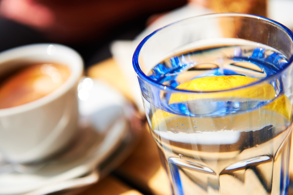 Kaffee und Zitronenwasser | Krumau, Tschechien - 21. April 2013: Kaffee und Zitronenwasser - Realisiert mit Pictrs.com