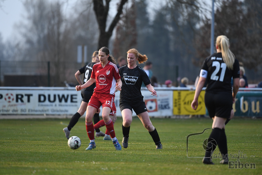 SG am Meer-SpVG Aurich U20 | Bezirksliga Frauen Nord; SG am Meer (schwarz)-SpVG Aurich U20 (rot) am 23.03.2025; in Gristede (Fehrenkampstr. 2a), Photo: Philip Eiben 2025 - Realisiert mit Pictrs.com