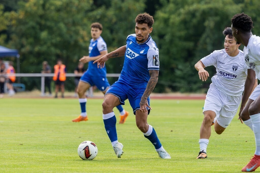 SGV Heilbronn-Freiberg gegen TSG Hoffenheim (Testspiel in Bad Friedrichshall) | SGV Heilbronn-Freiberg gegen TSG Hoffenheim (Testspiel in Bad Friedrichshall)***Am Ball: Valentin Gendrey (15, Hoffenheim) - Realisiert mit Pictrs.com