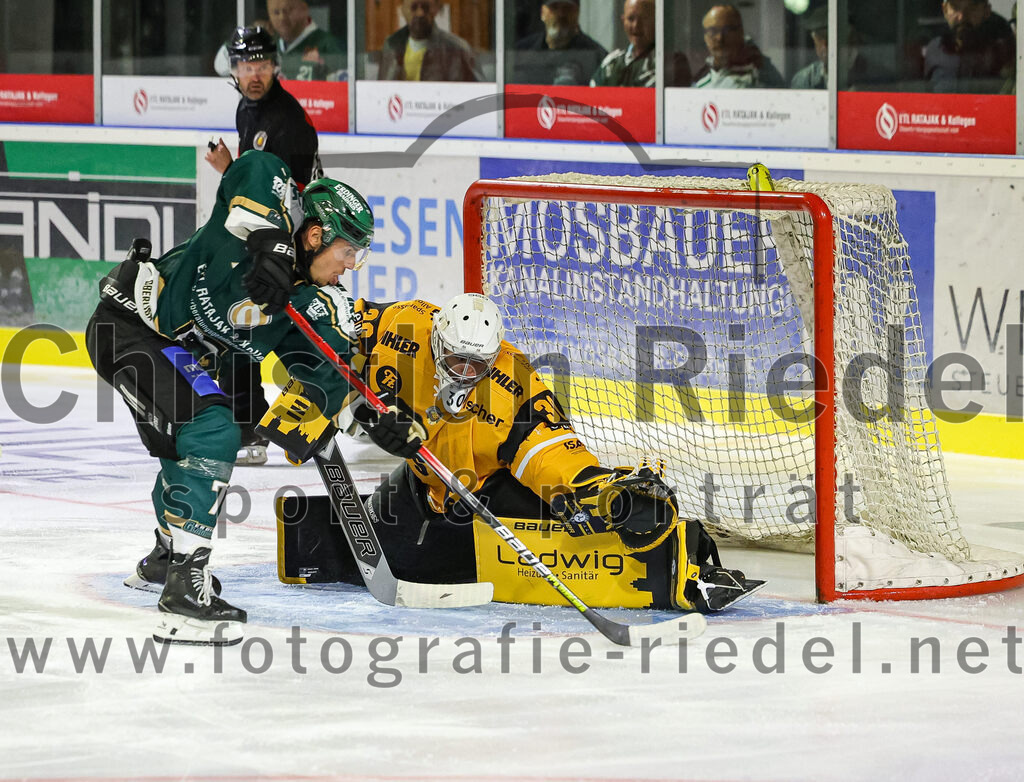 2025-08-22_024_TSV_Erding_gegen_EV_Fuessen | Erding, Deutschland, 22.08.2025:Eishockey, Oberliga Süd 2025 / 2026, Testspiel, TSV Erding gegen EV Füssen, Endergebnis: 1:4Louis Trattner (Erding Gladiators, #7), Torwart Timotej Pancur (EV Füssen, #30)Foto: Christian Riedel / fotografie-riedel.net