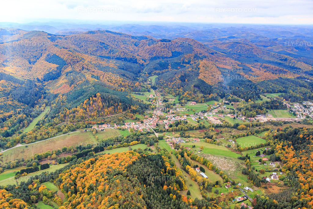 Aerial view: View of the town from the northeast in Dambach in the state Bas-Rhin, France. – Photo: IMG_084654.jpg taken on 10/23/2015 by Werner Riehm/FLY-FOTO.com – Resolution of the original: 5472 x 3648 px