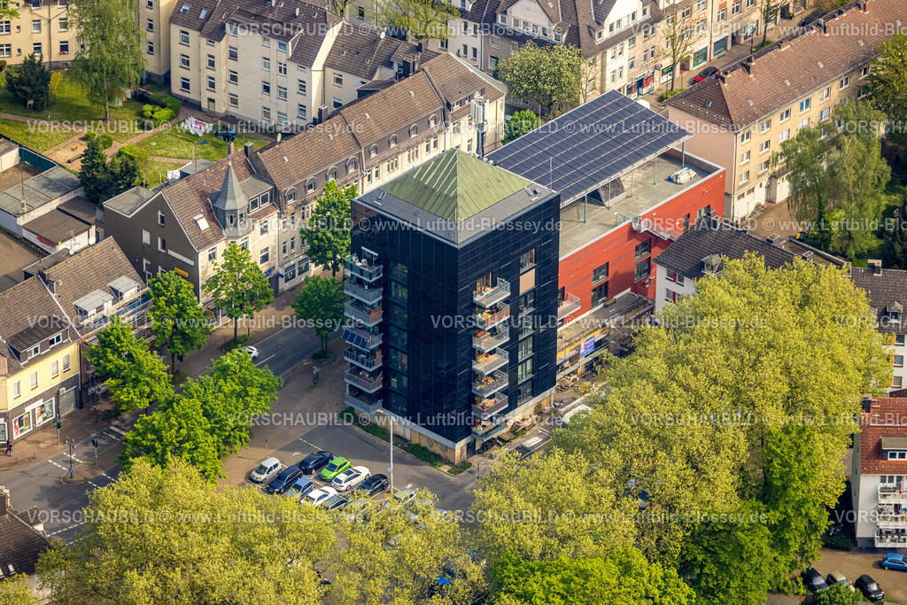 Herne240500176 | Luftbild, Neubau we-house Herne Wohnanlage mit Solardach, Hochbunker Mont-Cenis, nachhaltiges Wohnprojekt, Sodingen, Herne, Ruhrgebiet, Nordrhein-Westfalen, Deutschland