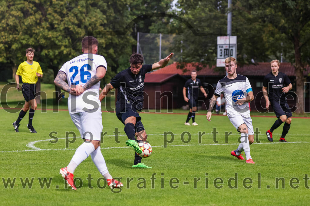 2023-09-03_086_SV_Anzing_gegen_TSV_Ottobrunn | Anzing, Deutschland, 03.09.2023:
Fußball, Kreisliga 2023 / 2024, Testspiel, 3. Spieltag, Endergebnis: 3:0

Patric Palatin (TSV Ottobrunn, #26), Kilian Blumberg (SV Anzing, #8), Michael Kapeller (TSV Ottobrunn, #18)

Foto: Christian Riedel / fotografie-riedel.net