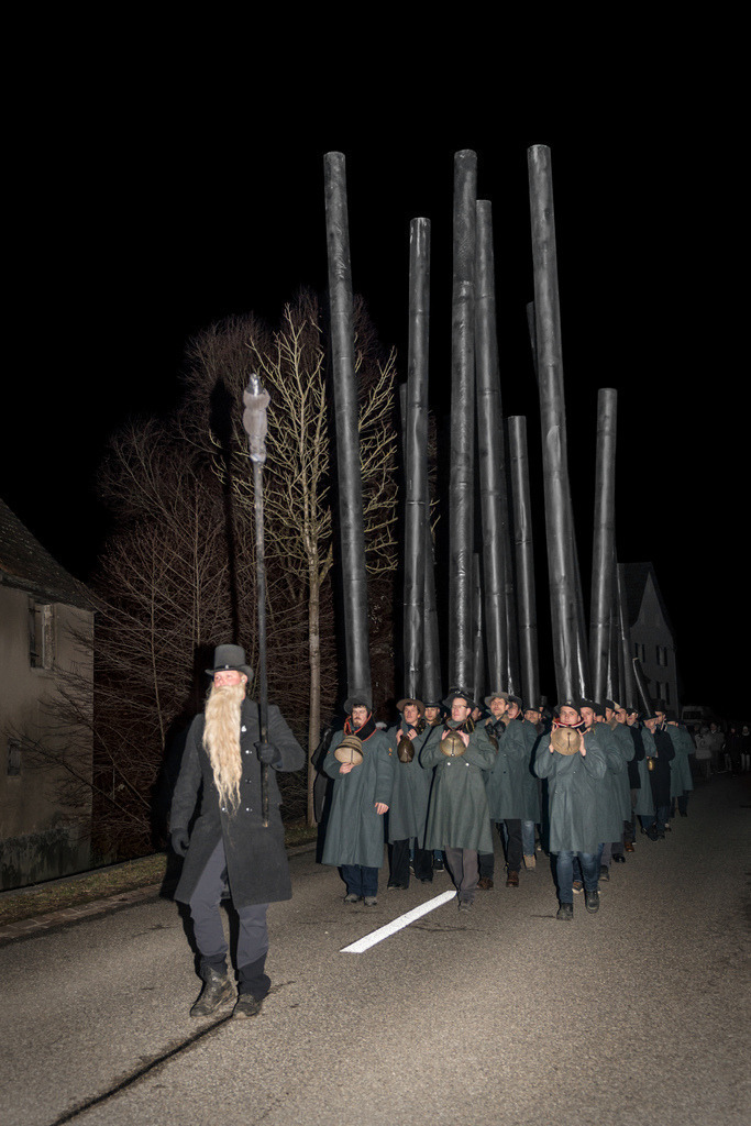 Ziefner Nünichlingler | auf der Hauptstrasse durch das Dorf. - Realisiert mit Pictrs.com