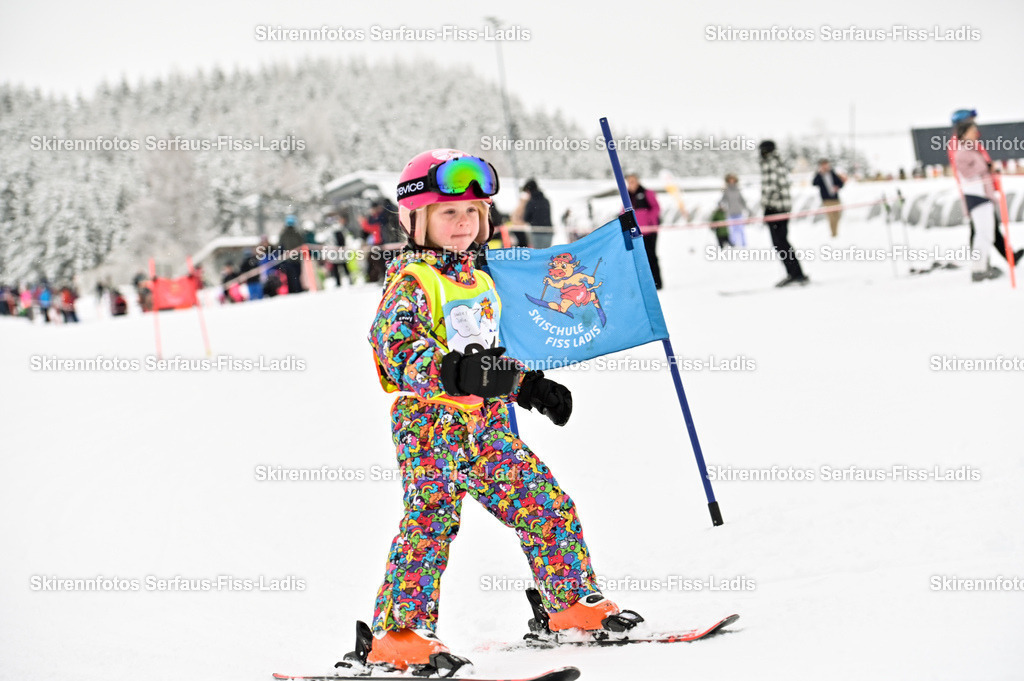 SRF_20.02.2026_0142 | Skirennfotos,Serfaus,Fiss,Ladis,Kinderskirennen,Winter,Tirol,Oberland,skirace,SFL,feelfree,weil wir's genießen,ski,Ski,skifahren,Sonnenplateau, - Realisiert mit Pictrs.com