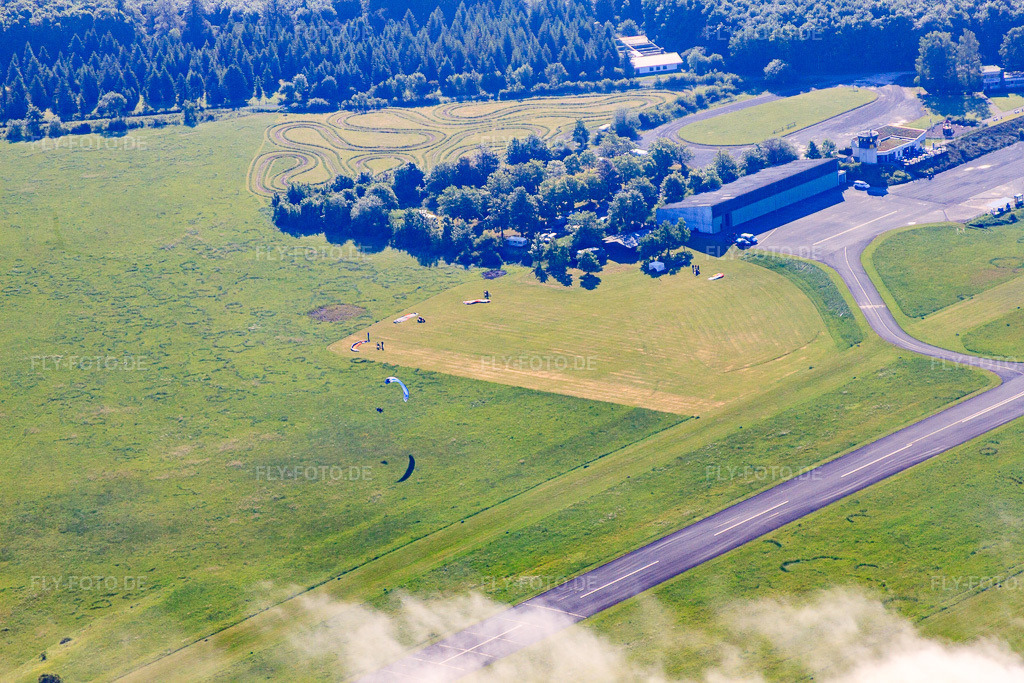 Luftbild: Fallschirmspringerwiese des Flugplatz Höxter-Holzminden (EDVI) im Ortsteil Albaxen in Höxter im Bundesland Nordrhein-Westfalen in Deutschland.Foto: IMG_65226.jpg vom 24.05.2014 durch Werner Riehm/FLY-FOTO.deAuflösung des Originals: 4752 x 3168 pxWWW.FLUGPLATZ-HX.DE