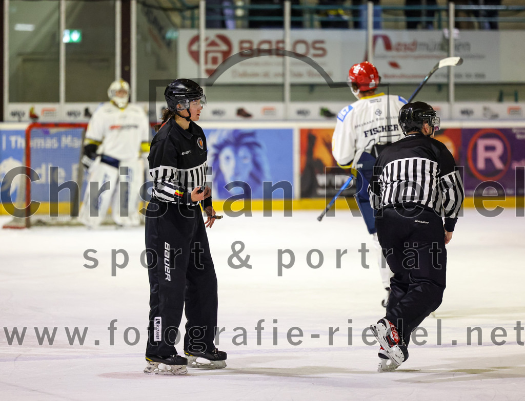 2023-01-06_081_TSV_Erding_gegen_ERV_Schweinfurt | Erding, Deutschland, 06.01.2023:
Eishockey, Bayernliga 2022 / 2023, 26. Spieltag, TSV Erding gegen ERV Schweinfurt, Endergebnis: 7:3

Linienrichterin Lara Fischer, Linienrichter Uwe Siebler

Foto: Christian Riedel / fotografie-riedel.net