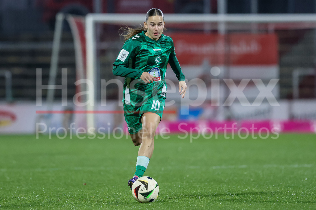 Fussball, Google Pixel Frauen-Bundesliga, 1. FC Köln - SV Werder Bremen | v.li.: Tuana Mahmoud (SV Werder Bremen, 10) am Ball, Freisteller, Einzelbild, Ganzkörper, Aktion, Action, Spielszene, DIE DFB-RICHTLINIEN UNTERSAGEN JEGLICHE NUTZUNG VON FOTOS ALS SEQUENZBILDER UND/ODER VIDEOÄHNLICHE FOTOSTRECKEN. DFB REGULATIONS PROHIBIT ANY USE OF PHOTOGRAPHS AS IMAGE SEQUENCES AND/OR QUASI-VIDEO.