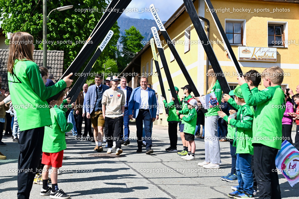 Empfang Daniel Tschofenig | Kärntner Landeshauptmann Stellvertreter Martin Gruber, Daniel Tschofenig, ürgermeister Hohenthurn Michael Schnabl, Kinder Empfangen Daniel Tschofenig, Empfang Daniel Tschofenig, Empfang Daniel Tschofenig am 10.05.2025 in Hohenthurn (Mehrzweckhaus Hohenthuurn), Austria, (Photo by Bernd Stefan)