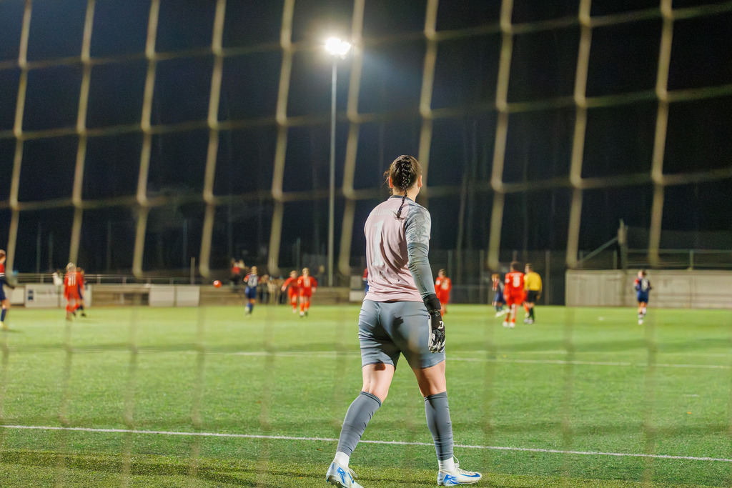 FCHFCE_251121_1335 | 1.FC Heidenheim 1846 II vs. FC Ellwangen II, Fußball, Frauen, Bezirksliga, 2025/2026, 10. Spieltag, 22.11.2025 in Heidenheim, Kunstrasen b. Voith-Arena West, Flutlichtspiel(Foto: Michael Bulling) - Realisiert mit Pictrs.com