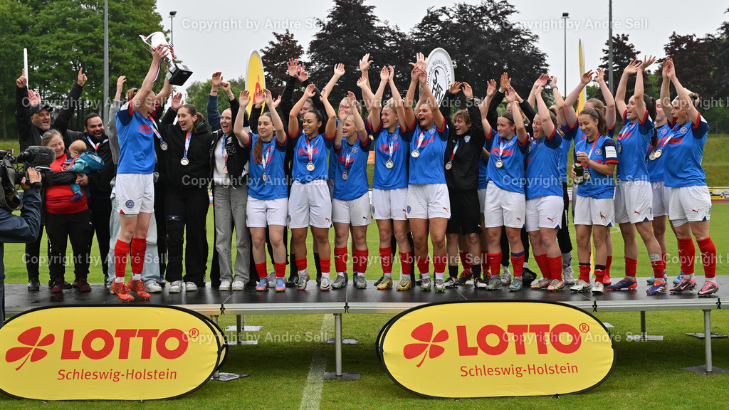 Eichholzer SV vs Holstein Kiel | Die Holstein Women bejubeln den Gewinn des Landespokal / Fußball-Landespokal Finale Schleswig-Holstein Frauen 2024/2025 / Eichholzer SV vs Holstein Kiel / Eiderstadion / Büdelsdorf / 25.05.25 - Realisiert mit Pictrs.com