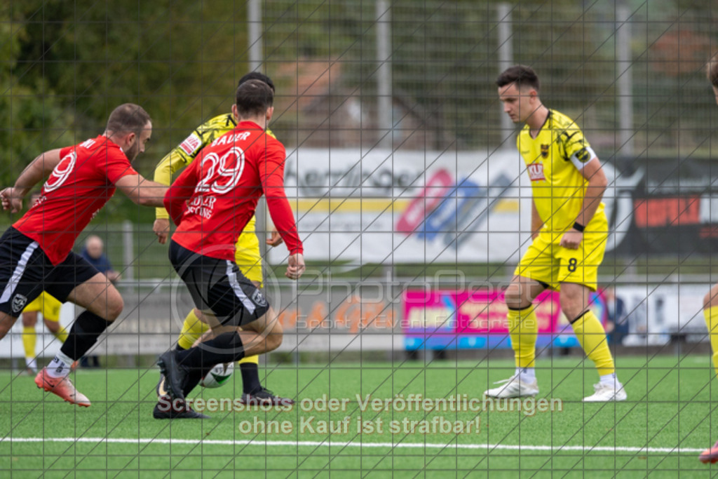 20251012_164832_0251 | #,1.FC Heiningen (gelb) vs. SV Ebersbach (rot), Fußball, Bezirksliga - Bezirk Neckar/Fils, 08. Spieltag, Saison 2025/2026, Kunstrasenplatz, Sportzentrum Heiningen, Krautgarten 1,73092 Heiningen, 12.10.2025 - 15:30 Uhr,Foto: PhotoPeet-Sportfotografie/Peter Harich
