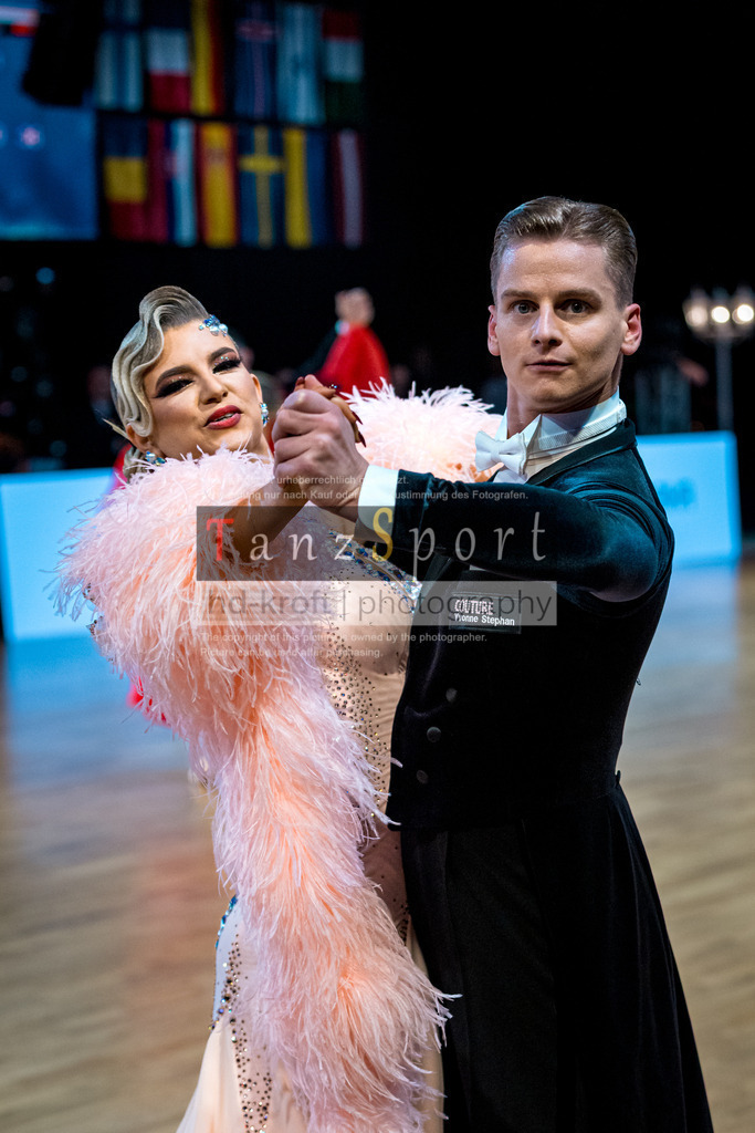 20251212_WDSF_World_Ch_Cup_RS-Std_1144-2 | Tanzsportbilder, Standardtanz, Lateintanz, WDSF, DTV, LTVB, dancecomp, goc, hessen tanzt, blaues band der spree, walzer, tango, wiener walzer, slowfox, quickstepp, samba, rumba, cha-cha-cha, paso doble. jive, hd-kroft photography, turniertanzsport