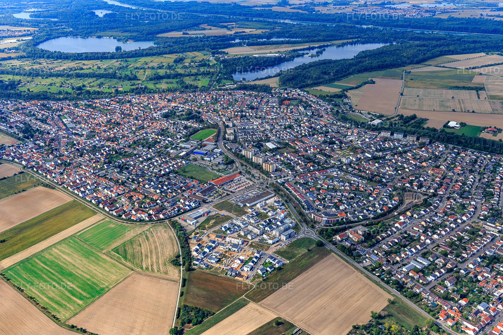 Luftbild: Neubaugebiet Am Biegen im Ortsteil Hochstetten in Linkenheim-Hochstetten im Bundesland Baden-Württemberg in Deutschland. Foto: IMG_122862.jpg vom 11.09.2020 durch Werner Riehm/FLY-FOTO.de