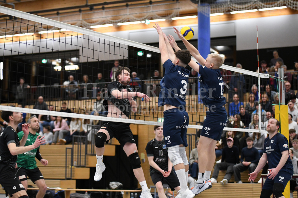 TSV Deggendorf  : VC Eitting 09 | Alexej Kursov (Kapitän/Außenangreifer) und Julian Kindermann (Mittelblocker) blocken den Angriff - Realisiert mit Pictrs.com