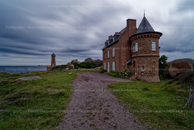 Steinhaus am Leuchtturm der Bretagne | Ein altes Steinhaus steht in der rauen Landschaft der bretonischen Küste, während im Hintergrund ein Leuchtturm über den Felsen aufragt. Der dramatische Himmel, das Grün der Küstenlandschaft und die steinerne Architektur erzeugen eine stille, ursprüngliche und maritime Atmosphäre. - Realisiert mit Pictrs.com