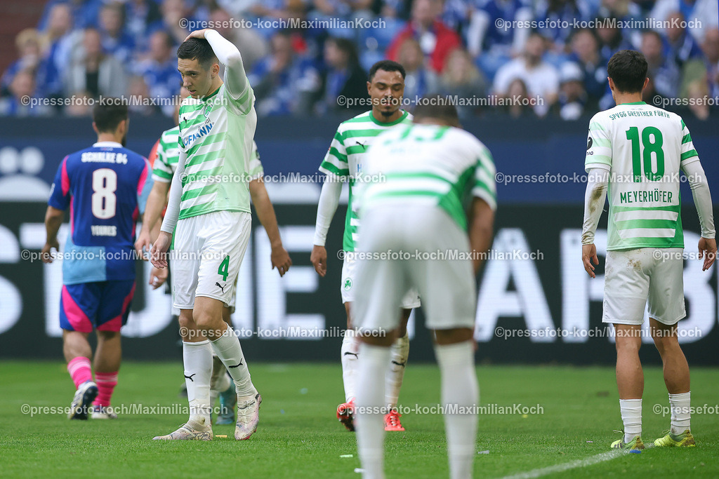 Schalke26102401018 | 26.10.2024, Fußball, FC Schalke 04 - SpVgg Greuther Fürth, 2. Fußball Bundesliga, Veltins-Arena Gelsenkirchen, Saison 2024 2025: Damian Michalski (Greuther Fürth #4) fasst sich angespannt an den Kopf. DFB regulations prohibit any use of photographs as image sequences and or quasi-video.