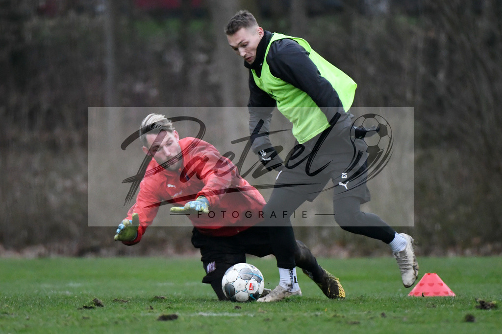 20200220_TRAOSN_0014 | Fussball, Herren: Torhueter Philipp Kuehn (VfL Osnabrueck) und Sven Koehler (VfL Osnabrueck) im Zweikampf waehrend der Trainingseinheit des VfL Osnabrueck im Sportpark Illoshoehe am 20.02.2020 in Osnabrueck, Deutschland. - Realisiert mit Pictrs.com