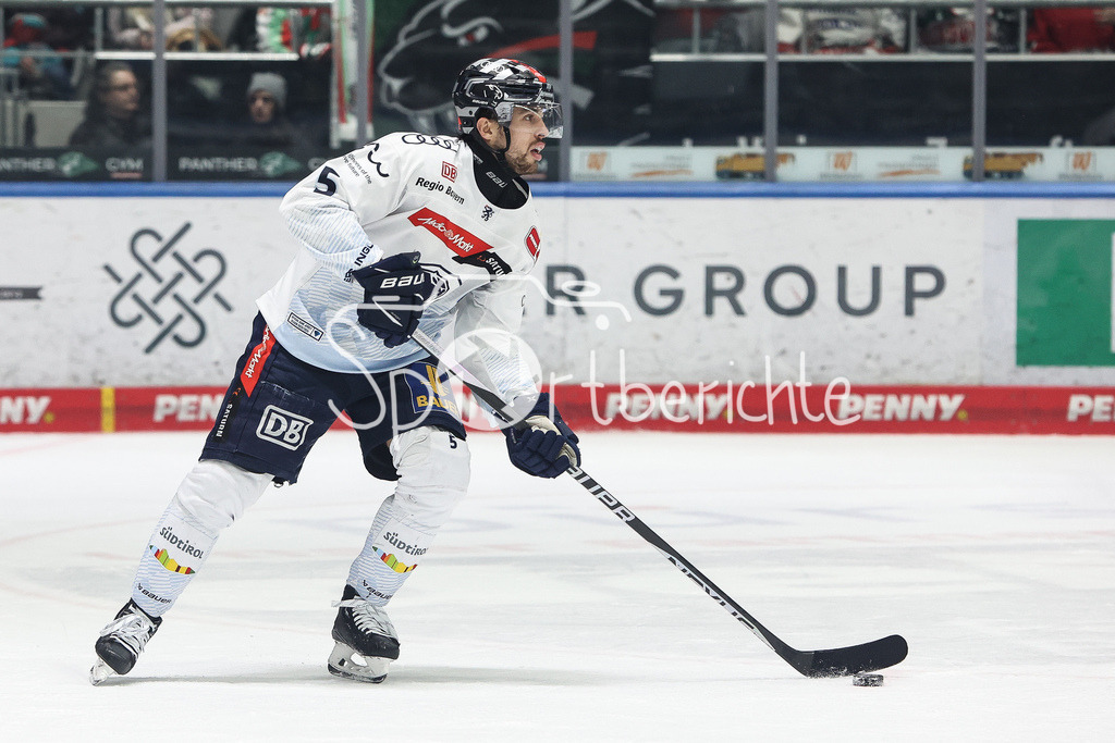 Augsburger Panther - ERC Ingolstadt | Fabio WAGNER (ERC #5) am PUck / Freisteller / Einzelfoto