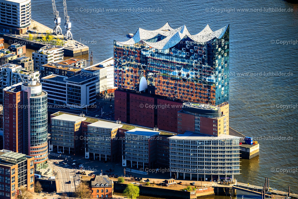 Hamburg_Elbphilharmonie_ELS_3304060425 | HAMBURG 06.04.2025 Elbphilharmonie am Ufer der Elbe in Hamburg. Das Konzerthaus- Gebäude im Stadtteil Hamburg-HafenCity befindet sich am Ufer der Elbe der Hansestadt. Weiterführende Informationen bei: BGT Bischoff Glastechnik AG,  Drees & Sommer SE,  Herzog & de Meuron,  IBB GmbH - Ingenieurbüro für Brandschutz von Bauarten,  Ingenieurbüro Dr. Siebert Büro für Bauwesen,  Quantum Immobilien AG,  ReGe Hamburg Projekt-Realisierungsgesellschaft mbH. // The Elbe Philharmonic Hall on the river bank of the Elbe in Hamburg. Further information at: BGT Bischoff Glastechnik AG,  Drees & Sommer SE,  Herzog & de Meuron,  IBB GmbH - Ingenieurbuero fuer Brandschutz von Bauarten,  Ingenieurbuero Dr. Siebert Buero fuer Bauwesen,  Quantum Immobilien AG,  ReGe Hamburg Projekt-Realisierungsgesellschaft mbH. Foto: Martin Elsen