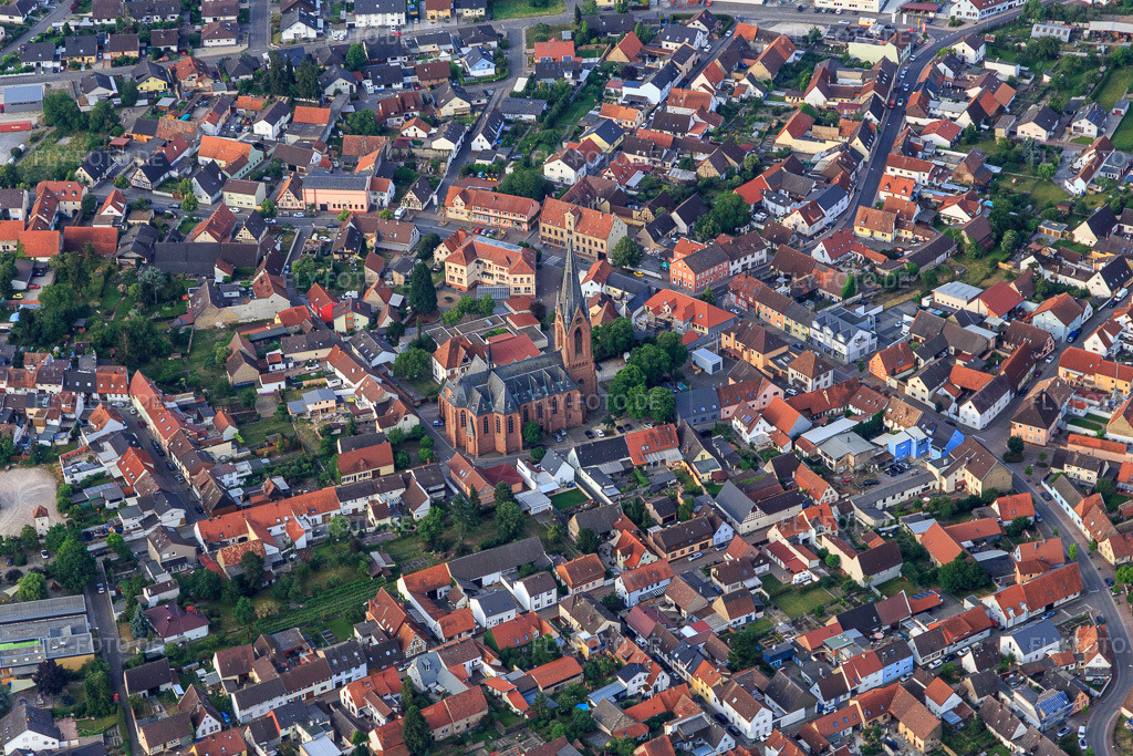 Luftbild: Kirche St. Vitus im Ortsteil Rheinsheim in Philippsburg im Bundesland Baden-Württemberg in Deutschland. Foto: IMG_120827.jpg vom 03.06.2020 durch Werner Riehm/FLY-FOTO.de