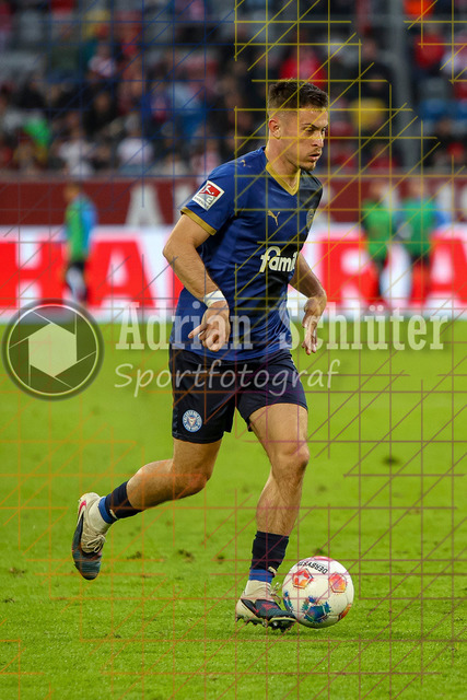 10.04.2026, GER, Fussball, Herren, 2. BL, Saison 2025/2026, Fortuna Düsseldorf - Holstein Kiel | Adrian Kapralik (Kiel) in Aktion am Ball, Einzelaktion 
