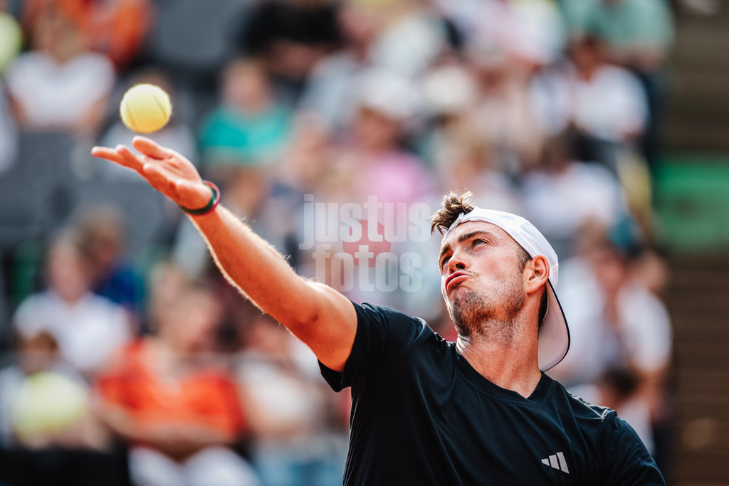 Tennis | Herren | ATP 500 | Hamburg Open | Soonwoo Kwon (KOR) vs. Maximilian Marterer (GER) | 15.07.2024 | Maximilian Marterer bei der Angabe