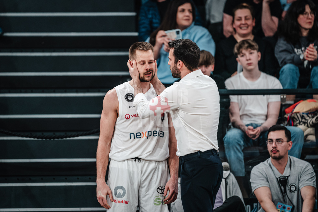 Basketball | Männer | Saison 2023/2024 | easyCredit Basketball Bundesliga | Veolia Towers Hamburg vs. Alba Berlin | 17.04.2024 | Headcoach Benka Barloschky (Hamburg Towers)  probiert Nico Brauner (#5, Veolia Towers Hamburg) aufzuheitern