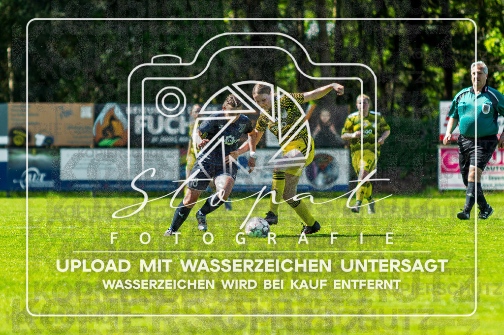 Kreisliga Damen HKCE - SG Fulde vs. Sportfreunde Bispingen | Rike Hartig (Sportfreunde Bispingen #18), Alena Hemsath (SG Fulde #15); Kreisliga Damen HKCE - SG Fulde vs. Sportfreunde Bispingen am 26.04.2026 in Zentralstadion, Fulde - Realisiert mit Pictrs.com