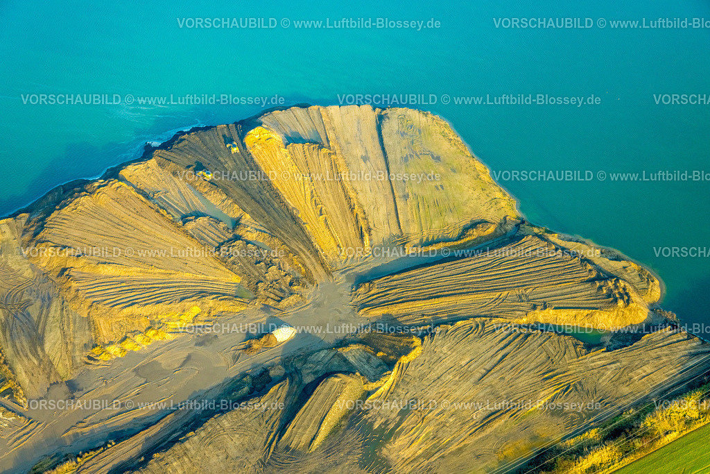 Kamp-Lintfort260101502 | Luftbild, Abgrabungsgebiet Kiesbaggerei Rossenrayer Feld, Baustelle für Freizeit und Erholungsgebiet, LKW-Kolonne, Friedrichstraße, Rossenray, Rossenrayer Feld Ermittlungen wegen illegal entsorgter belasteter Böden, Giftmüll-Verdacht, Kamp-Lintfort, Ruhrgebiet, Nordrhein-Westfalen, Deutschland