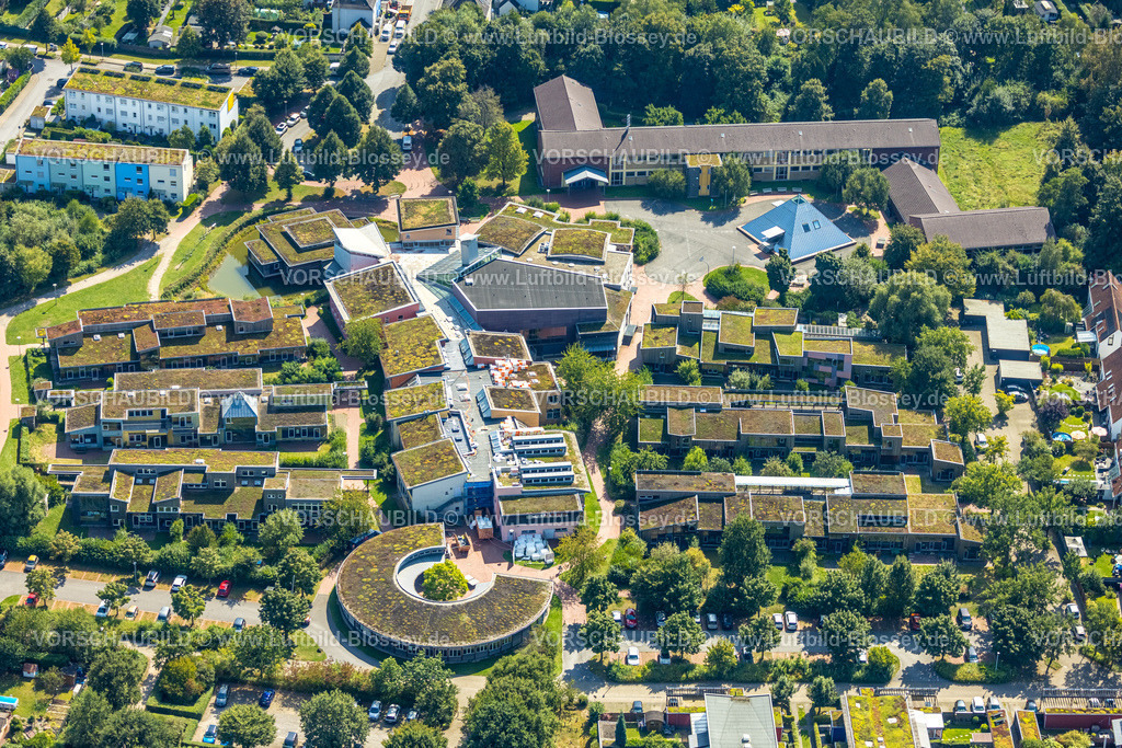 Gelsenkirchen240808869GE-Sued | Luftbild, Laarstraße mit evang. Gesamtschule, Flachdachbegrünung begrünte Dächer und Baustelle, Bismarck, Gelsenkirchen, Ruhrgebiet, Nordrhein-Westfalen, Deutschland