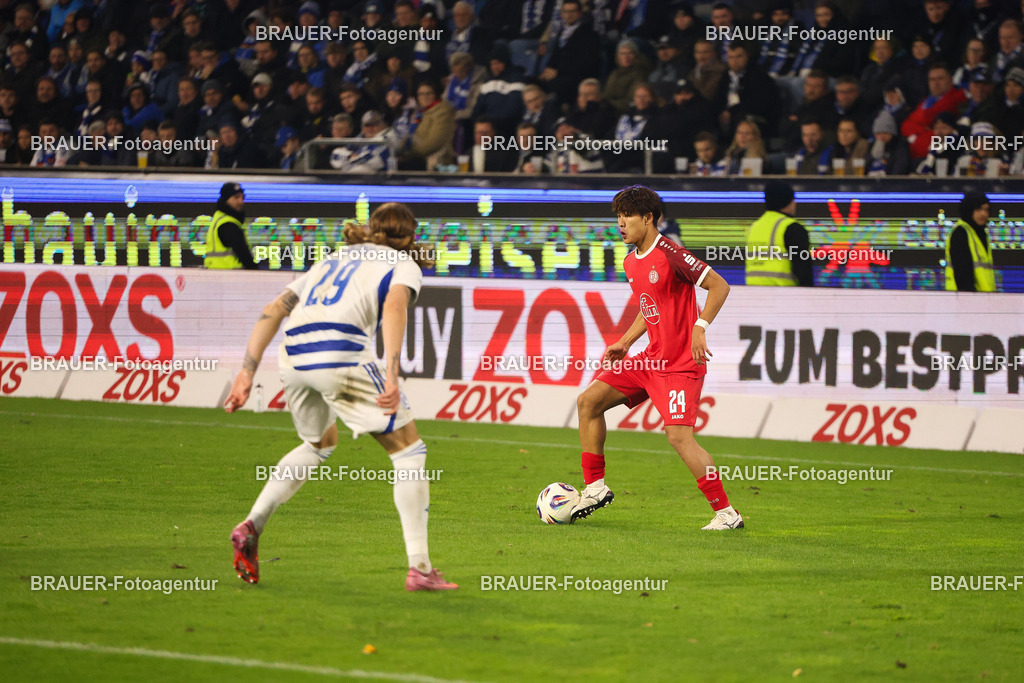MSV Duisburg - Rot-Weiss Essen  | Duisburg, Deutschland, 26.10.2025 Joshua Bitter (MSV Duisburg)  und Kaito Mizuta  (Rot-Weiss Essen) im Kampf um den Ball während des 3.Liga Spiels zwischen MSV Duisburg und Rot-Weiss Essen in der Schauinsland-Reisen-Arena am 26.10.2025 in Duisburg (Foto von Timo Bluhmki-Schmidt/ Brauer Fotoagentur