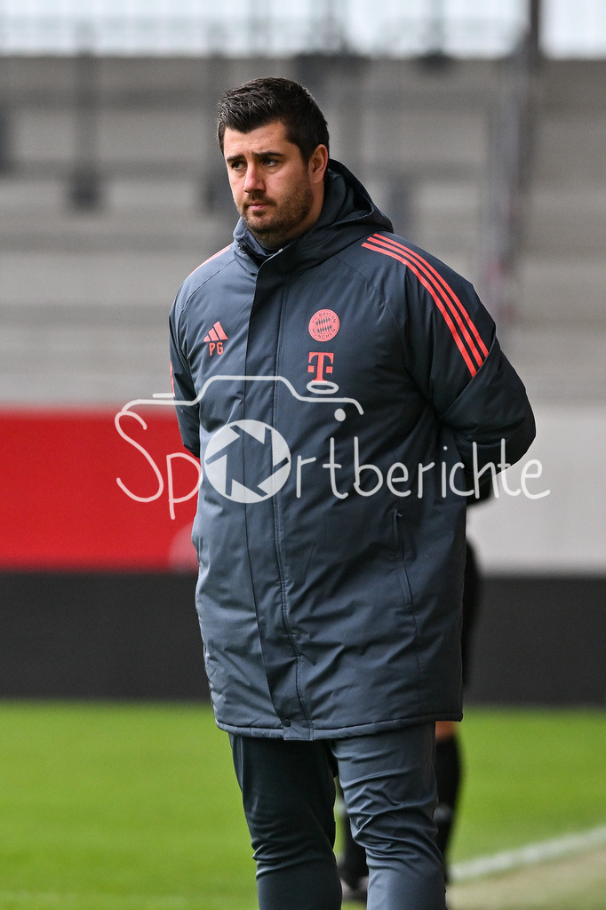 FC Bayern München - Berliner Athletik Klub | MUNICH, GERMANY - 21. FEBRUARY: im Bild Peter GAYDAROV Trainer FC Bayern München U19 / Einzelfoto / Freisteller während dem Spiel zwischen der U19 des FC Bayern München und der U19 des Berliner Athletik Klubs am 3. Spieltag der DFB-U19 Nachwuchsliga am FC Bayern Campus