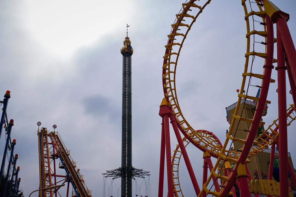 Blick auf das Kettenkarussell und Hochschaubahn | Wien, Austria - March 25, 2020: Massnahmen zur Einschränkung von COVID-19, Detailaufnahmen im Menschenleeren Pratergelände - Blick auf die Hochschaubahn und das Kettenkarussell. - Realisiert mit Pictrs.com