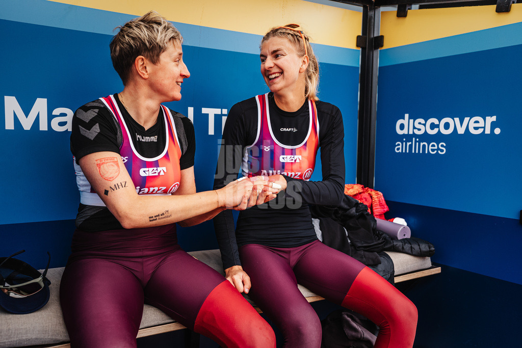 Beachvolleyball | Frauen | Allianz German Beach Tour 2026 | Tourstop Düsseldorf | 17.05.2026 | v.l. Melanie Gernert und Nele Barber auf der Spielerbank