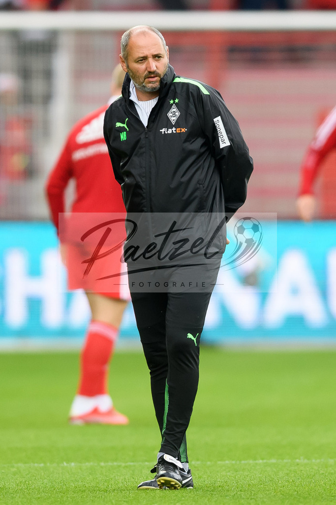 FCUBMG20210829_089 | Fussball, Herren: Co-Trainer Oliver Neuville (Borussia Moenchengladbach) schaut beim Spiel der 1. Bundesliga zwischen 1. FC Union Berlin und Borussia Moenchengladbach im Stadion An der Alten Foersterei am 29.08.2021 in Berlin, Deutschland. - Realisiert mit Pictrs.com