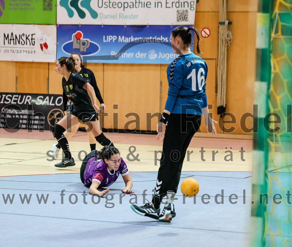 2023-12-17_024_SpVgg_Altenerding_II_gegen_HF_Scheyern | Erding, Deutschland, 17.12.2023:
Handball, Bezirksliga Frauen Altbayern 2023 / 2024, 9. Spieltag, SpVgg Altenerding II gegen HF Scheyern, Endergebnis: 22:26

Melissa Ruscitti (HF Scheyern, #23), Lieselotte Landskron (HF Scheyern, #11), Michelle Gruber (SpVgg Altenerding, #7), Torfrau Karolin Kollmar (HF Scheyern, #16)

Foto: Christian Riedel / fotografie-riedel.net