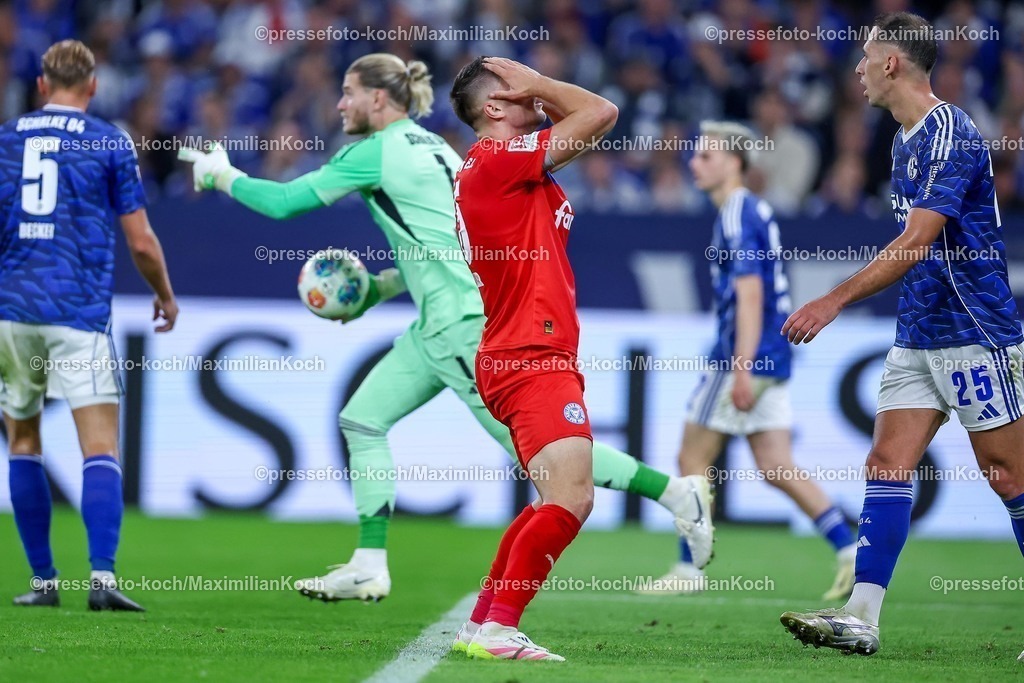 S0413092501117 | 13.09.2025, Fußball, FC Schalke 04 - Holstein Kiel, 5.Spieltag, 2. Fußball Bundesliga, Veltins-Arena Gelsenkirchen, Saison 2025 2026: Marcus Müller&nbsp;(Holstein Kiel #25) steht enttäuscht auf dem SPielfeld Enttäuschung DFB regulations prohibit any use of photographs as image sequences and or quasi-video.