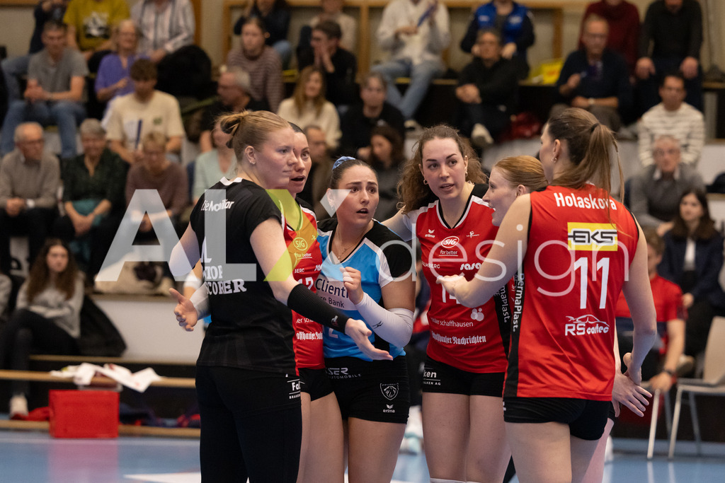 Volleyball I Frauen I Saison 2025-2026 I Volleyball NLA | Women I 1/2 Finals I  VC Kanti Schaffhausen - Sm'Aesch Pfeffingen I 18.03.2026 | VC Kanti Schaffhausen Spielerinnenkreis - Realisiert mit Pictrs.com