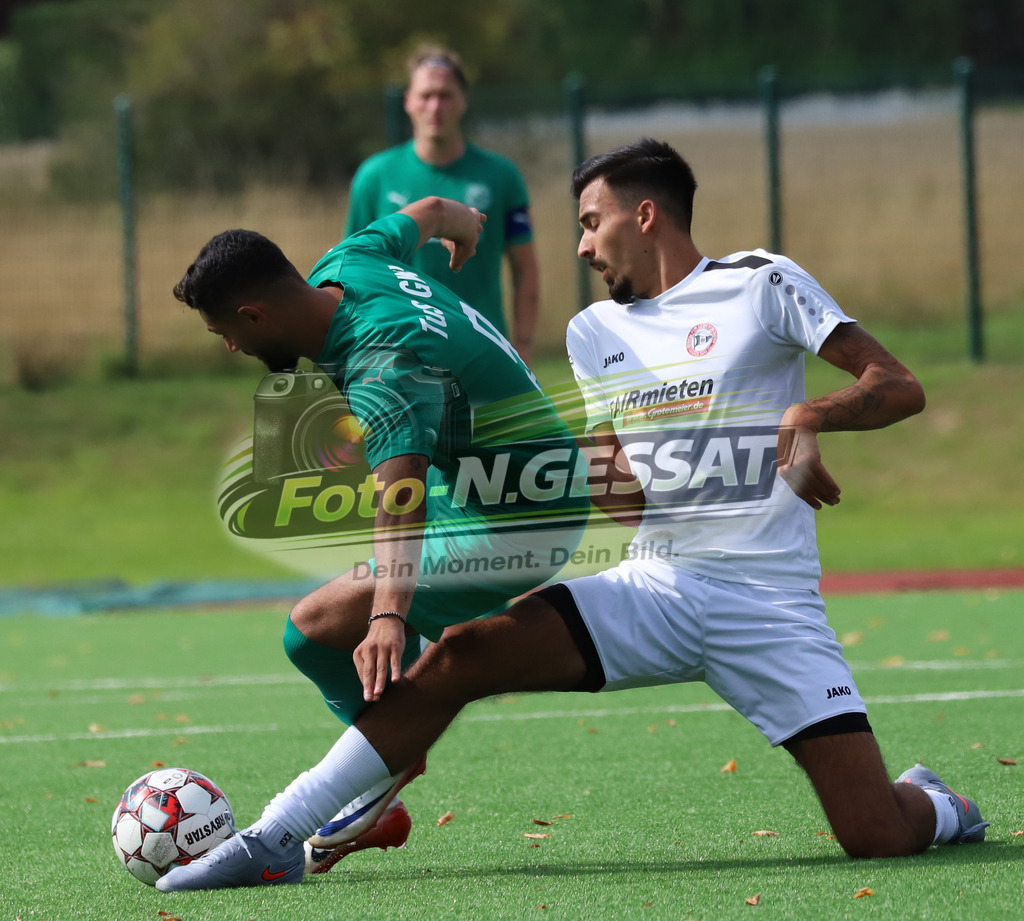 VfL Holsen - TuS GW Pödinghausen | Auf dem Bild zu sehen: weiß VfL Holsen: Niklas Jaschke ; grün GW Pödinghausen: Hashem CelikVfL Holsen, TuS GW Pödinghausen, Saison 25/26, Kreispokal, Holsen, Deutschland - Realisiert mit Pictrs.com