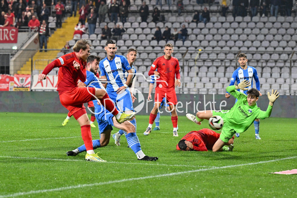 FC Bayern Amateure - FV Illertissen | in dieser Szene scheitert Steve BREITKREUZ (FC Bayern München II #5) an Markus PONATH (FV Illertissen #1) / torschuss