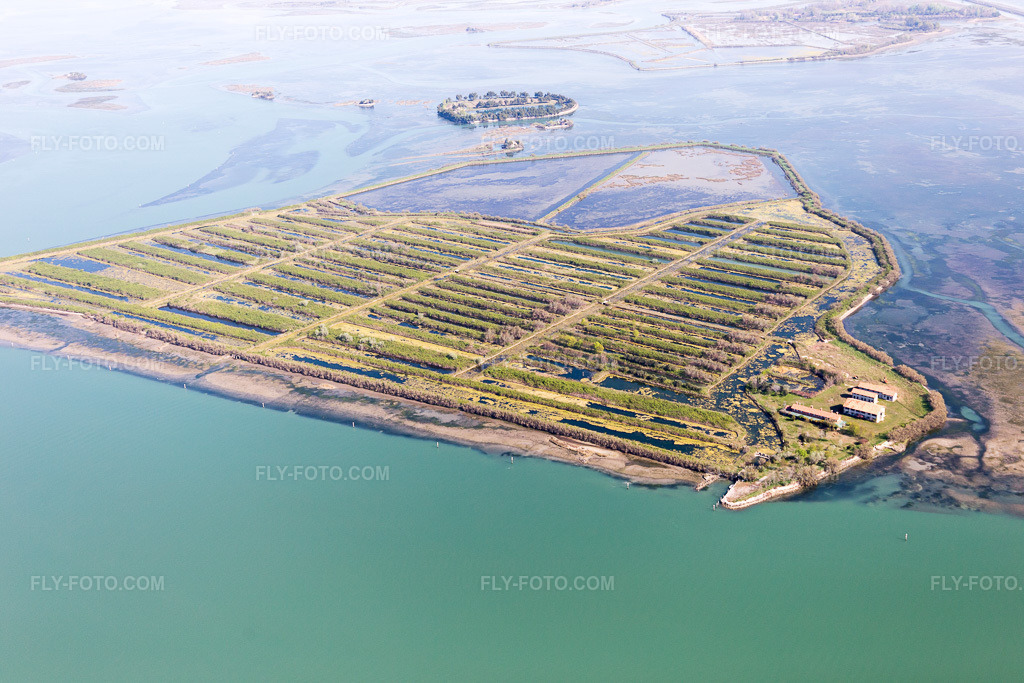 Aerial view: View of the town in Grado in the state Gorizia, Italy. – Photo: IMG_098107.jpg taken on 04/03/2017 by Werner Riehm/FLY-FOTO.com – Resolution of the original: 5472 x 3648 px
